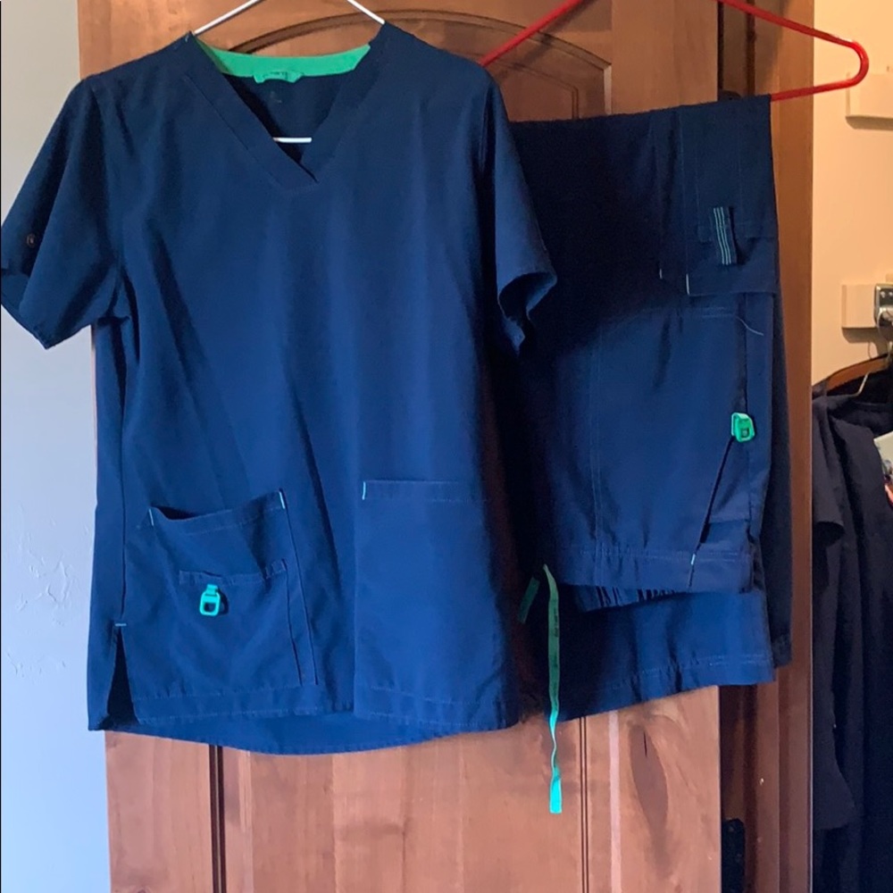 Carhartt scrub set. Small top, medium bottoms.